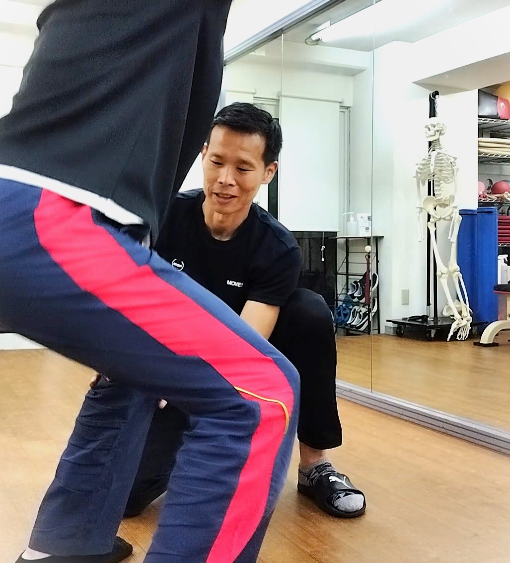 東中野のパーソナルジムBODY UPDATE LABOでスクワット指導を行っているトレーナーとお客様の様子。